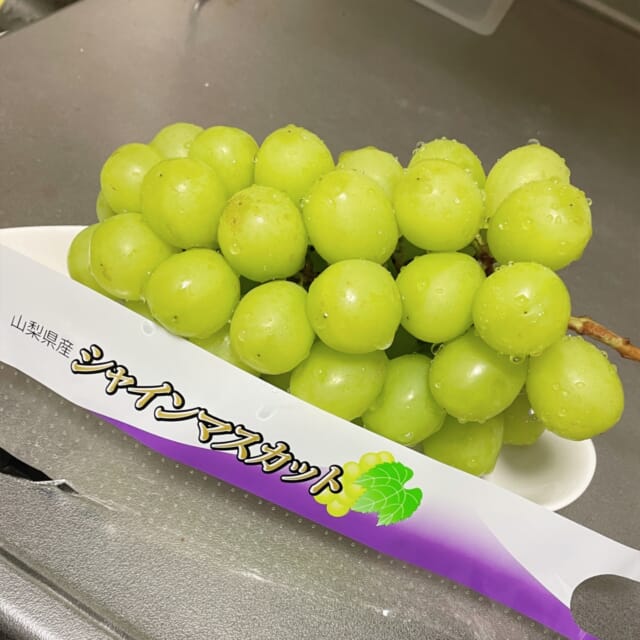シャインマスカットが売ってたので奮発して買ってきました♪  今年はシャインマスカットや巨峰が美味しい当たり年らしいですよ〜🍇
ちなみにシャインマスカットは緑よりも黄色味がある方が甘いです♡  #チャットレディ #ライバー女子 #日払い #お金の稼ぎ方 #シャインマスカット