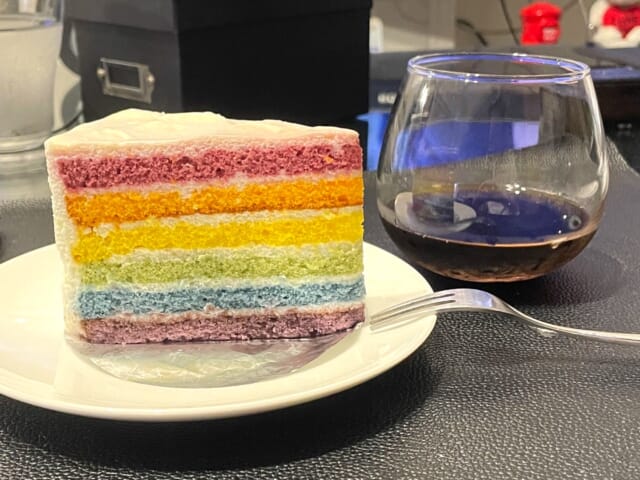 ＼やっと行けた〜🍰💗／
丸井今井で開催中のDEAN & DELUCAポップアップストア🛍
レインボーケーキとチェリーパイ、見た目も味も最高でした…🥹💕
今日までの開催なので、気になる方はぜひ〜！  #ちょこ札幌 #札幌グルメ #DEANandDELUCA #丸井今井札幌 #ごほうびスイーツ #札幌女子会