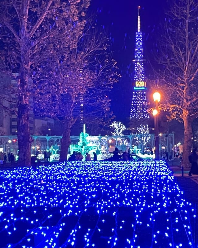 大通公園や駅前通りのイルミネーション🎄
歩いているだけでワクワクしますよね☺️  最近ちょこ札幌には、
北海道に移住してきたばかりの方からのご応募も増えています♪  ✔ 泊まり込みOKのチャットルームあり
✔ お部屋探し中の方は提携不動産のご紹介も可能◎  「ちょっと相談だけ…」でも大歓迎です！
気になることがあれば、いつでも気軽に聞いてくださいね✨