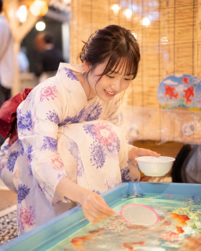 「札幌まつり（北海道神宮例祭）」は
明治時代から100年以上も続く、歴史あるお祭り🏮✨  特に16日の「神輿渡御」は圧巻！
平安時代の絵巻物みたいな鮮やかな衣装を着た1,000人以上もの市民が、神輿や山車と一緒に市内を練り歩きます🙌  お祭りで美味しいものをたくさん食べたり、夏服を新調したり、これから楽しいイベントが目白押しの季節🌈
「軍資金が足りない！」と思ったら、ちょこ札幌でサクッと高収入バイトを始めませんか？💰  なんと、平均時給5,000円以上！
お祭りや夏のイベント代も短時間であっという間に稼げちゃいます！
スケジュールは24時間完全自由◎ お出かけ前や、お祭り帰りのスキマ時間だけの配信も大歓迎です。  地元札幌に詳しいアットホームなスタッフが、あなたのスタートを全力でサポートします♪ 
まずは気軽にお問い合わせくださいね💌  #チャットレディ #ちょこ札幌 #札幌まつり #北海道神宮例祭 #神輿渡御 #中島公園 #初心者歓迎