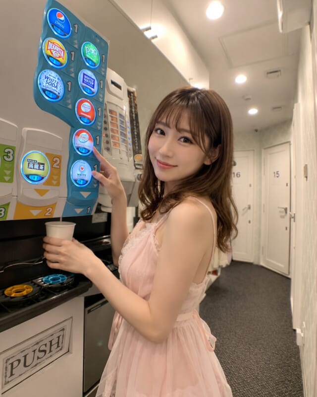 暑い時期にうれしい🥤✨ドリンク飲み放題♪  ちょこ札幌では、
お茶やコーヒーなどはもちろん
メロンソーダやコーラなどの炭酸や、
冷房で冷えた体にホッと温まるスープやお味噌汁など、
数十種類の飲み物をご用意✨  お菓子なども常備してるので、
まるで“快適なネットカフェ”気分でお仕事できます💻  しかも……！
🌟毎週水曜日は【ドーナツの日】なんです🍩💞  がんばる自分に甘いご褒美をあげて、
ちょこっと息抜きしながらマイペースに働けちゃいます♪  快適空間で、あなたも楽しくチャットデビューしてみませんか？😉  #ちょこ札幌 #チャットレディ #ドリンク飲み放題 #ドーナツの日 #ご褒美スイーツ #ネットカフェ風 #至れり尽くせり