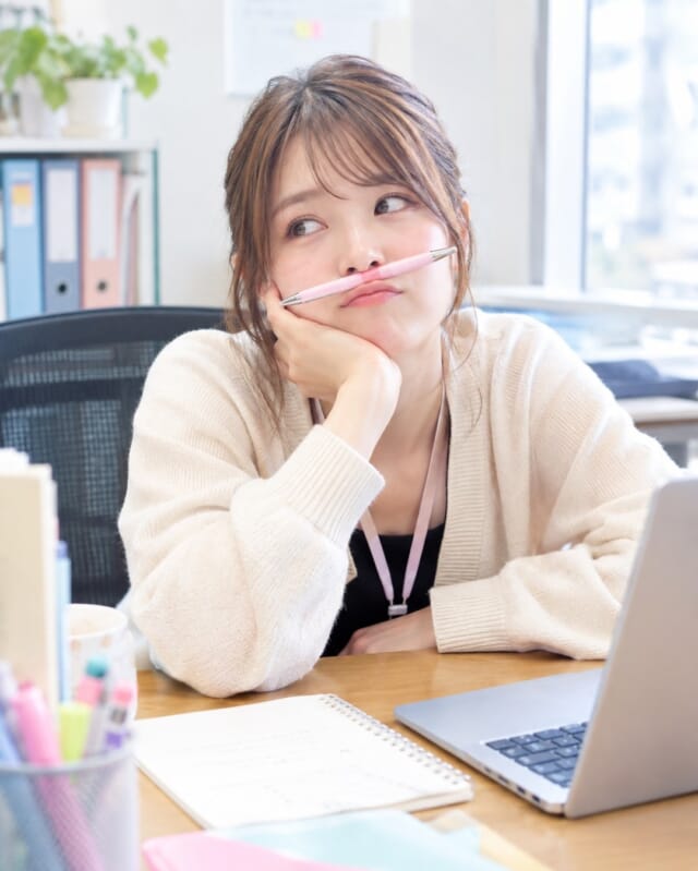 新社会人になって感じたこと。  「え、1日の労働時間長すぎない…？🥺」  朝から出勤して、仕事が終わる頃にはもうクタクタ。
帰ってご飯を食べたら、もう寝る時間…  本音をいえば、
1日の労働時間は6時間くらいがちょうどいい✨  そんな理想の働き方、
チャットレディなら叶えられるかも♡  働く時間を自分で自由に調整できて、
頑張り次第で報酬やボーナスが増えるからモチベーションもアップ♪  新社会人さんにも、
こんな働き方があることを知ってほしい🌿  自分の時間も大切にしながら、
無理なく続けられる働き方を選んでみませんか？☺️  #札幌求人 #札幌副業 #新社会人 #新社会人あるある #自分らしい働き方 #女性の働き方 #スキマ時間 #在宅ワーク #副業女子 #チャットレディ #ちょこ札幌