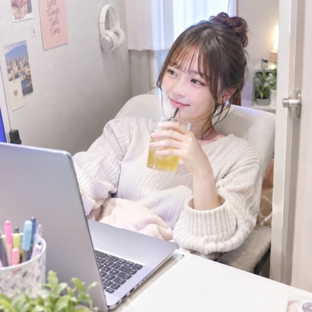 ちょこ札幌では、現役チャットレディのスタッフがイチから丁寧にサポートします✨  初心者さんも安心の24時間サポートなので
わからないことは気軽に聞いてください☺️  さらに、ドリンク飲み放題の快適空間🍹
完全個室なので、人目を気にせずお仕事できます♪  気になったら気軽にご相談ください🌿  #チャットレディ #チャトレ #在宅ワーク #女性の働き方 #初心者歓迎 #安心して働ける #ちょこ札幌